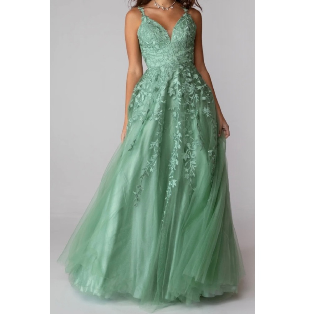 Elegant Green Lace Evening Gown